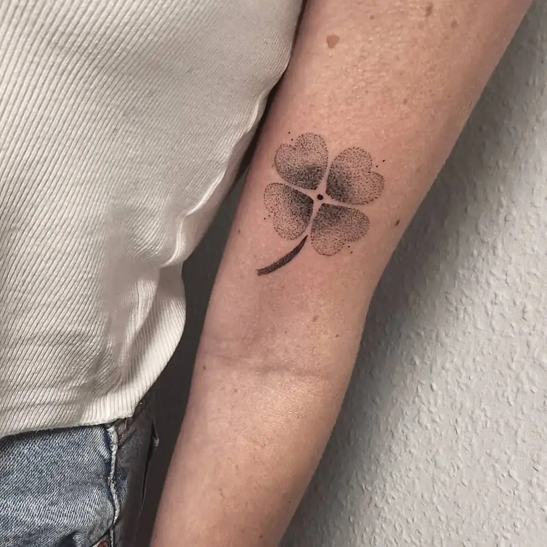 Handpoke · Dotwork · Claudia
