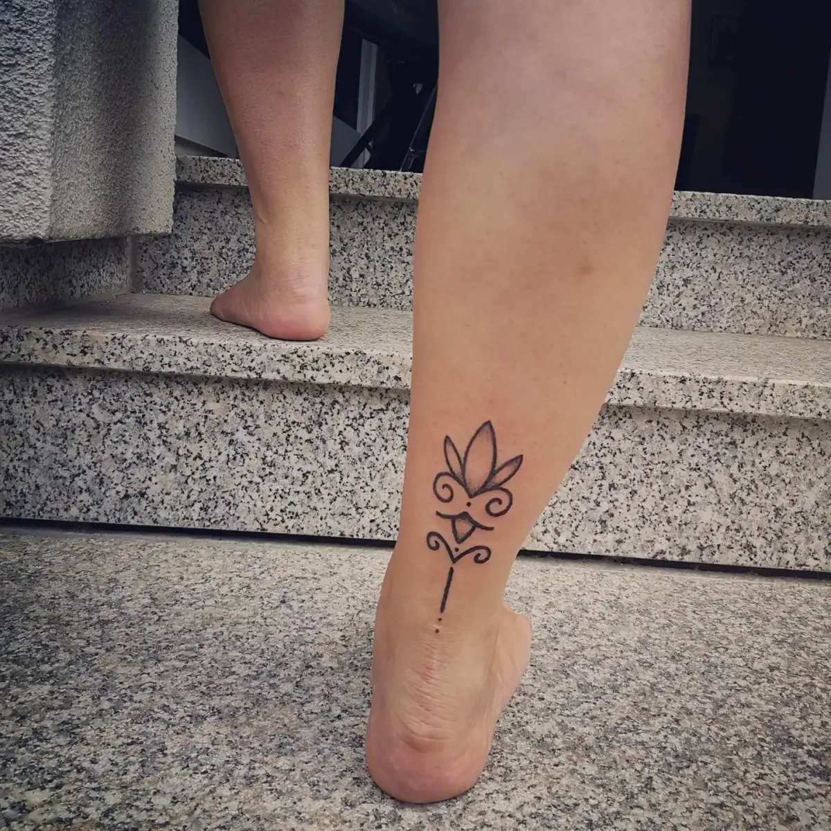 Handpoke · Claudia