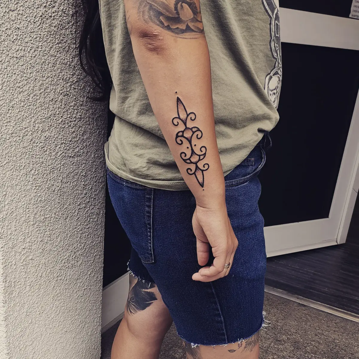 Handpoke · Claudia