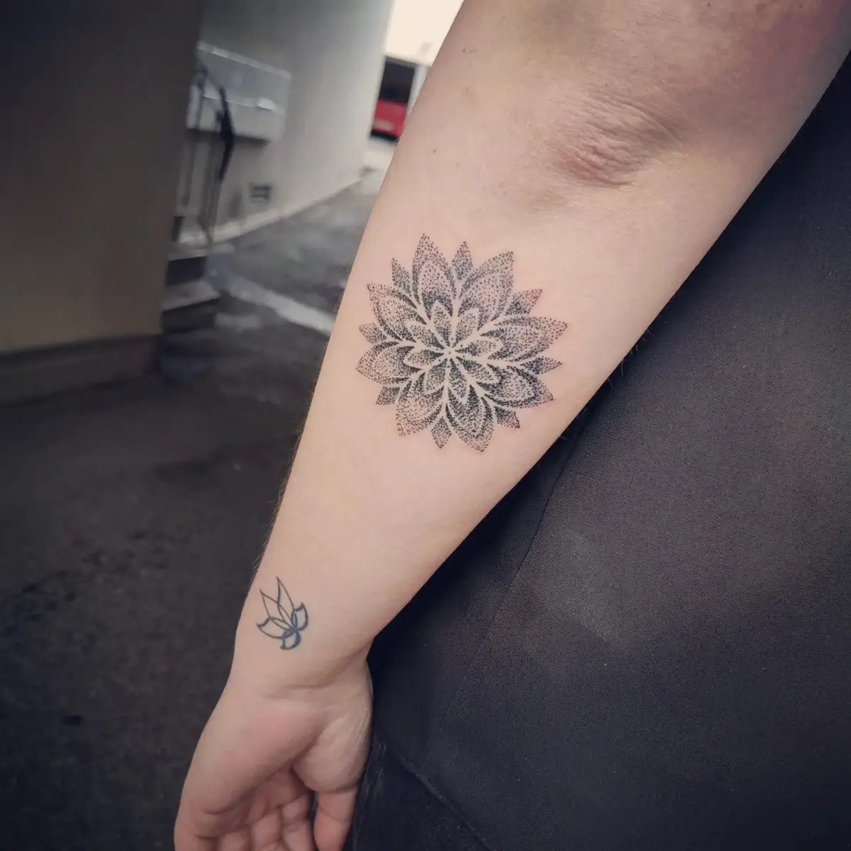 Handpoke · Dotwork · Claudia