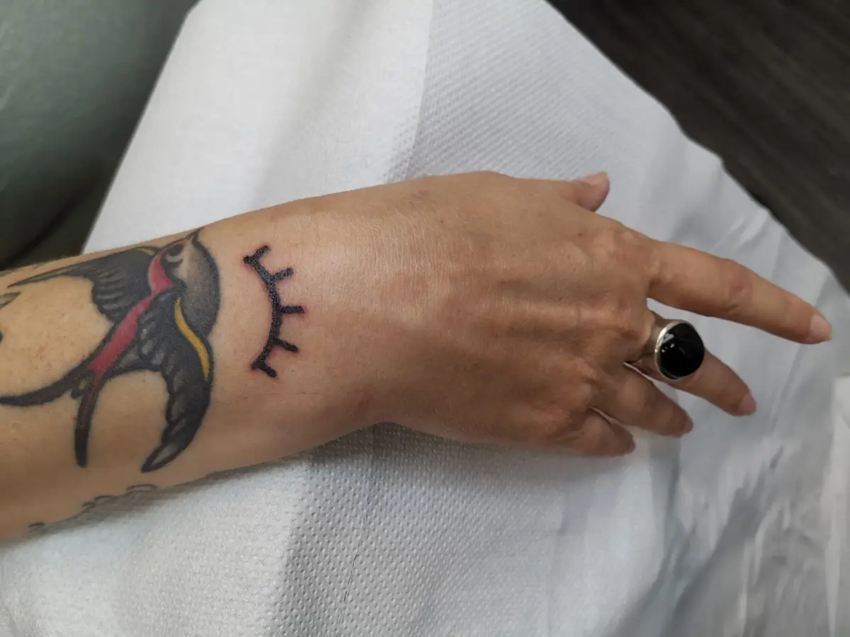 Handpoke · Claudia