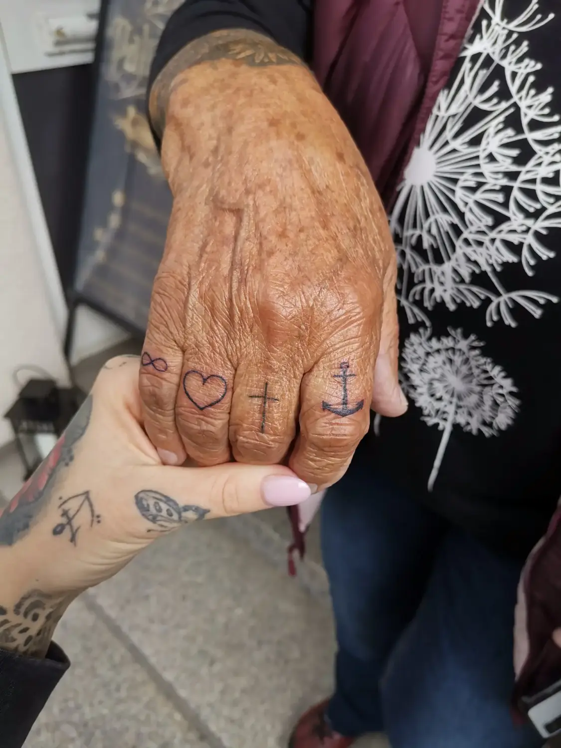Handpoke · Claudia