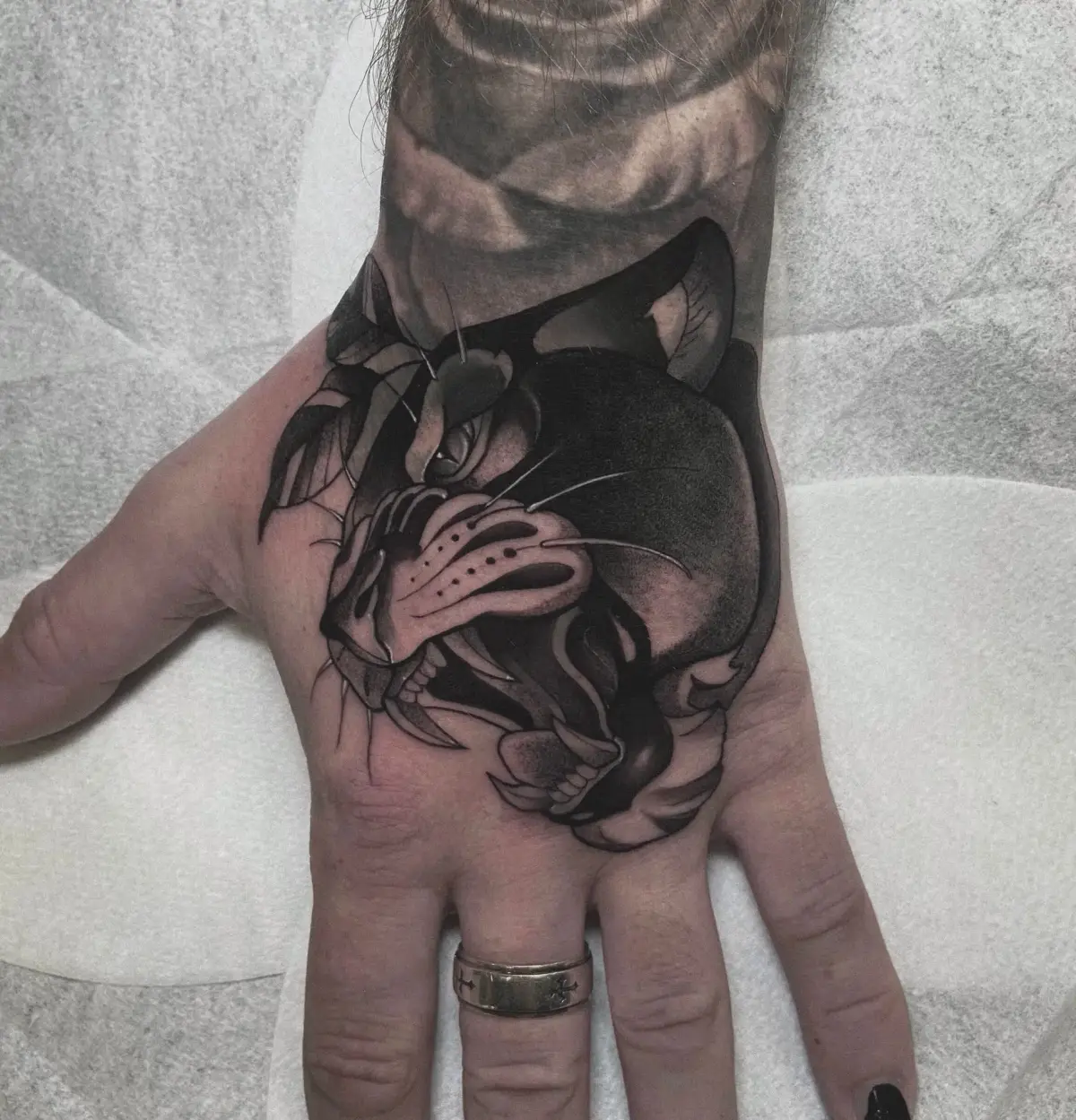 Black & Grey · Illustrativ · Cristina