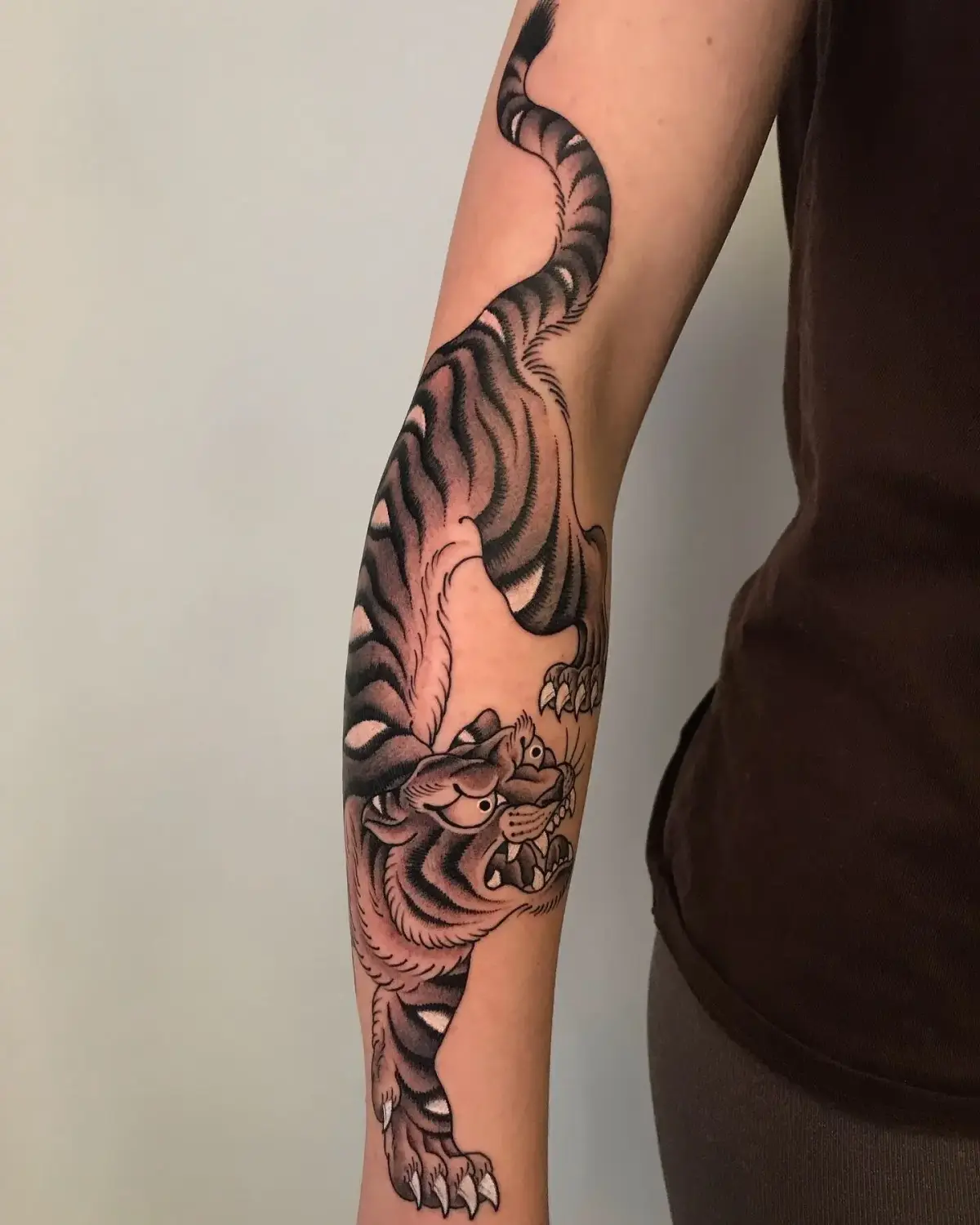 Black & Grey · Laia