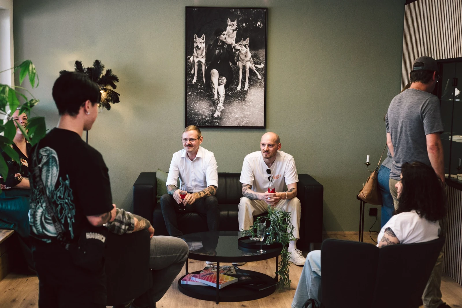 Menschen im Gespräch im Palim-Palim-Studio